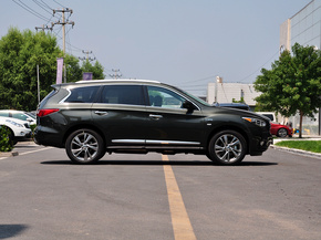 英菲尼迪 2.5L 车辆正右侧