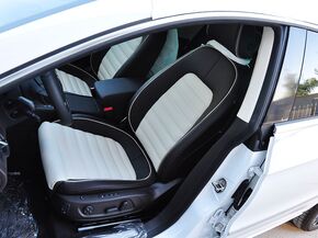 一汽-大众  3.0FSI 驾驶席座椅前45度视图