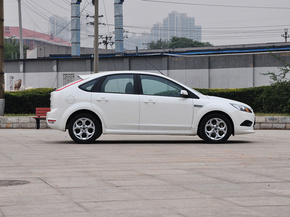 長(zhǎng)安福特  兩廂經(jīng)典 1.8L 自動(dòng) 車輛正右側(cè)