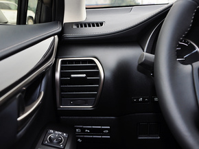 雷克萨斯  300h 方向盘左后仪表台