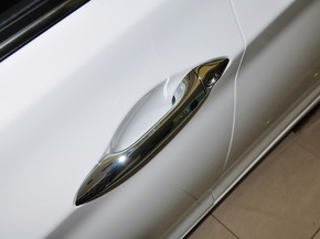 北京現(xiàn)代  1.6L 自動 駕駛席車門把手特寫
