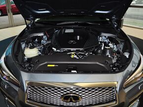 东风英菲尼迪 2.0T 发动机局部特写