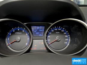 北京现代  2.0L 自动 方向盘后方仪表盘