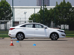 一汽奔騰  1.4T 正右側(cè)