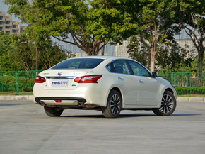 东风日产  2.5L 左后正45度