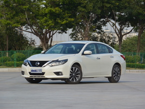 东风日产  2.5L 左前正45度