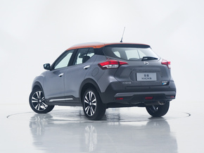 东风日产  1.5L 左后正45度