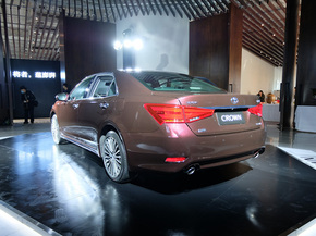 一汽丰田  2.0T 左后正45度