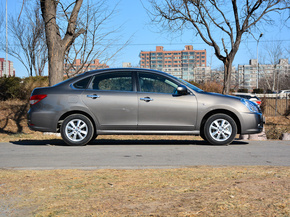 东风日产  经典 正右侧