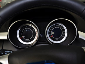 一汽奔腾 2.0l 自动 方向盘后方仪表盘高清图片