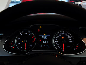 奥迪(进口 40tfsi 2.0t dct 方向盘后方仪表盘