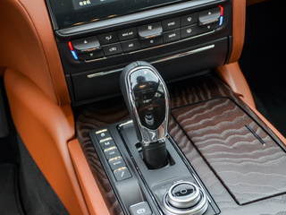 玛莎拉蒂  3.0T 430Hp 换挡杆