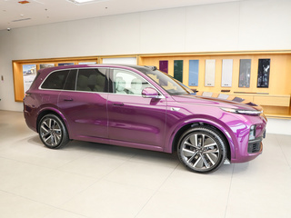 理想  L9 正右侧