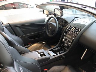 阿斯顿-马丁 DBS volante 中控局部