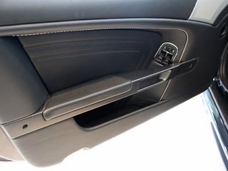 阿斯顿-马丁 DBS volante 中控局部