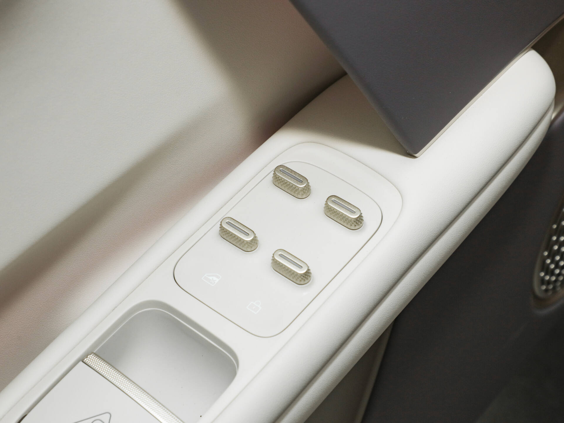 {阿維塔06T}圖片