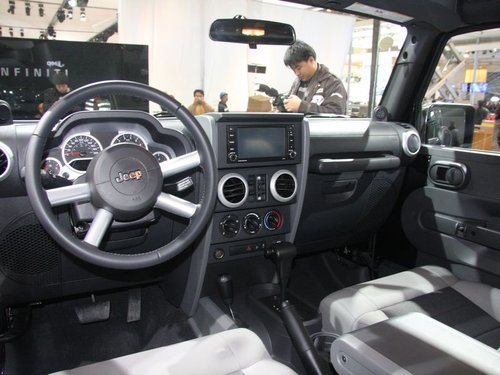 吉普Jeep 牧马人Sahara（撒哈拉）冰川纪念版中控