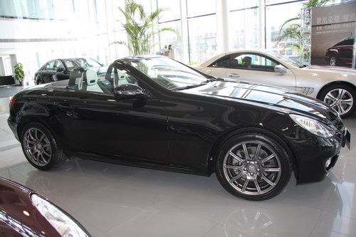 奔驰SLK350黑白限量版