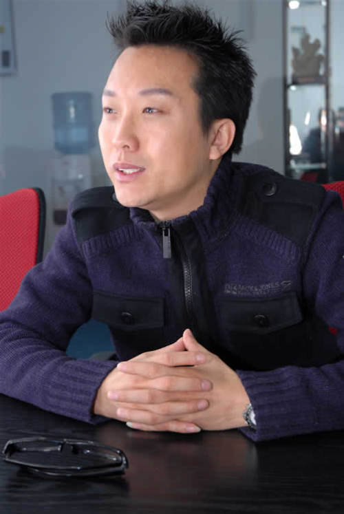 中国第一反串男旦-李玉刚 钟情豪华大奔-奔驰r