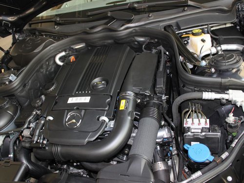 北京奔驰 E260L CGI 1.8T AT 发动机局部特写