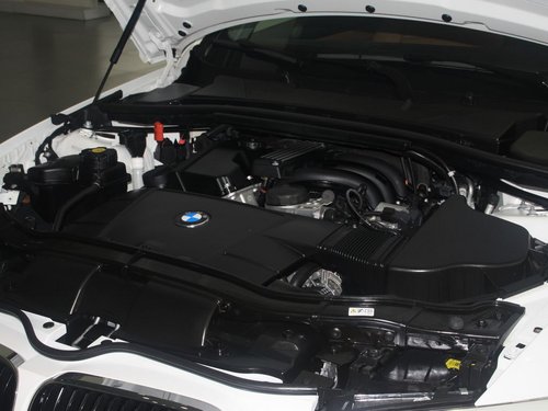 宝马(进口)  320i 2.0 AT 发动机局部特写