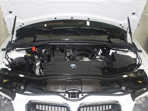 宝马(进口) 320i 2.0 AT 发动机局部特写