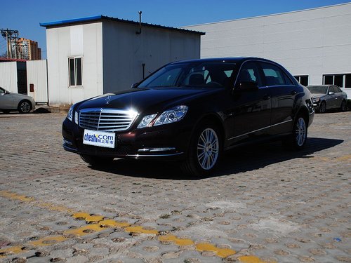 北京奔驰 E200L CGI 1.8T AT 车辆左前45度视角