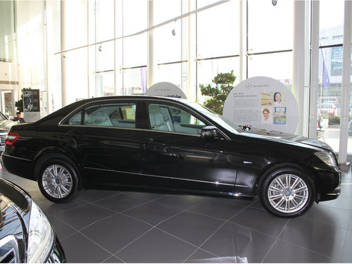 北京奔驰 E200L CGI 1.8T AT 车辆正右侧