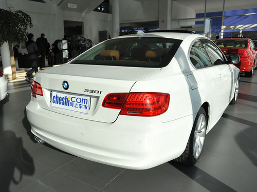 宝马(进口)  330i 3.0L AT 车辆右侧尾部视角