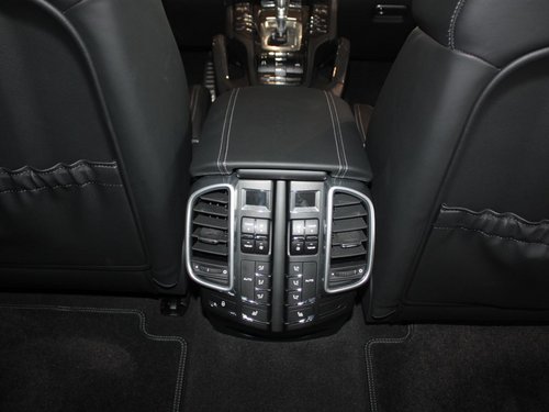 保时捷  Cayenne Turbo 4.8 AT 前排座椅中央后方整体