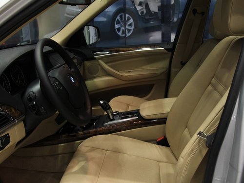 宝马(进口)  X5 xDrive35i 驾驶席座椅前45度视图
