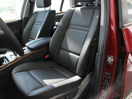 宝马(进口)  X5 xDrive35i 驾驶席座椅前45度视图