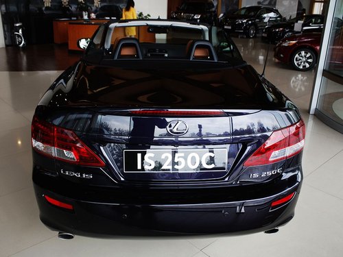 雷克萨斯(凌志) IS250C 2.5 AT 车辆正后方尾部视角