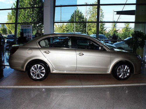 上海大众 朗逸 1.4TSI MT 车辆正右侧