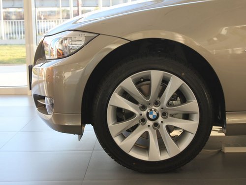 华晨宝马  320i 2.0 AT 前轮整体照片