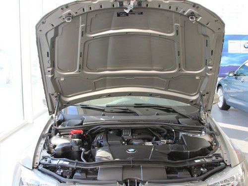 华晨宝马  320i 2.0 AT 发动机局部特写