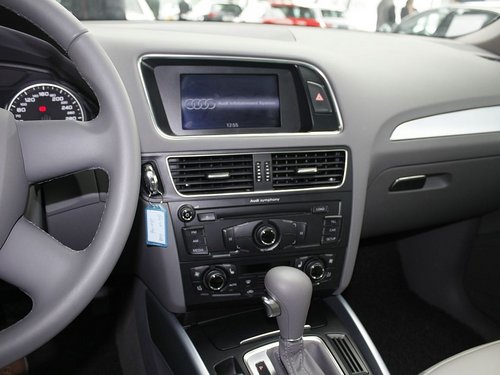 一汽奥迪  Q5 2.0TFSI quattro（155KW） 中控台仪表下方45度特写