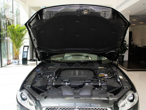 捷豹  XJL Supersport 5.0 AT 发动机局部特写
