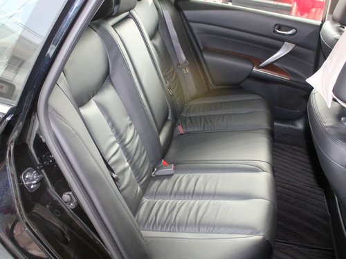 东风日产 公爵 2.5 XV CVT 第二排座椅45度视角