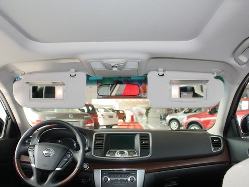 东风日产  公爵 2.5 XV CVT 前遮阳板打开