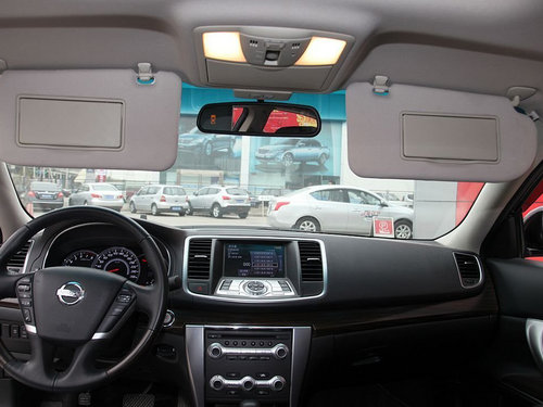 东风日产  公爵 2.5L CVT 前遮阳板打开