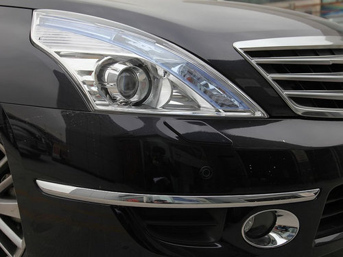 东风日产 公爵 2.5 XV CVT 车辆右前大灯45度视角