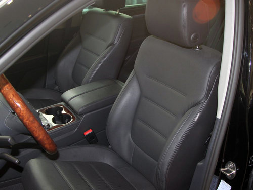 大众(进口)  途锐 V6 TSI 驾驶席座椅前45度视图