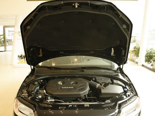 沃尔沃  S80L 2.0T DCT 发动机局部特写