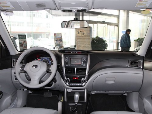 斯巴鲁  森林人 2.0XS AT 中控台整体