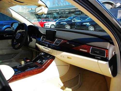 奥迪(进口)  A8L 3.0TFSI Low quattro 中控台右侧