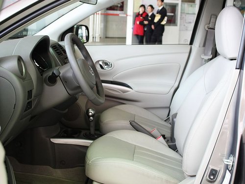 东风日产  新阳光 1.5 CVT 驾驶席座椅正视图