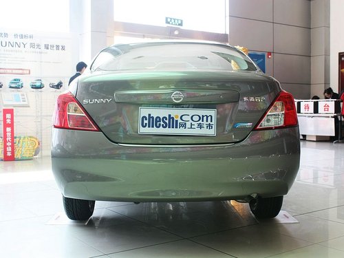 东风日产  新阳光 1.5 CVT 车辆正后方尾部视角
