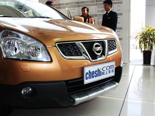 东风日产 逍客 2.0 CVT 车辆车头部分特写