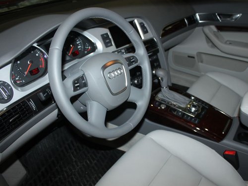 一汽奥迪  A6L 2.4 CVT 中控台左侧